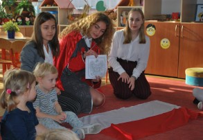 Licealistki z I LO uczą najmłodszych obywateli patriotyzmu