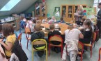 Klasa 4a na lekcji w szkolnej bibliotece..."Jakie informacje znajdziemy na kartach katalogowych?"