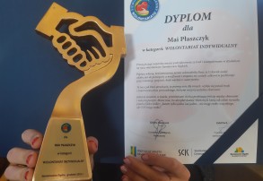 MAJA PŁASZCZYK z COGITO-LAUREATEM W KATEGORII WOLONTARIAT  INDYWIDUALNY