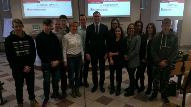 Na zdjęciu Dyrektor Szkoły z uczniami oraz nadinsp. pan Andrzej Szymczyk