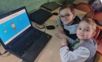 Uczniowie klasy 1a podczas zajęć informatycznych z niecierpliwością oczekiwali na Mikołaja 
