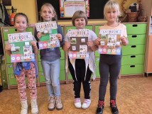 Uczniowie klasy 1b wykonali swoje pierwsze jesienne lapbooki 