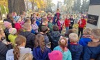 Uczniowie klas młodszych na Cmentarzu Parafialnym.