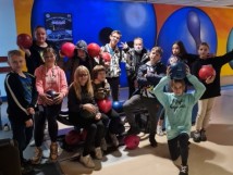 Sport, gra fair play, radość i zabawa czyli popołudniowe wyjście klasy 6A na kręgle.