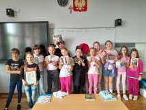 Z cyklu: historia nie musi być nudna, kl. 4a podczas zajęć nt. pamiątek rodzinnych.