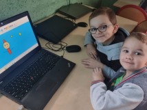 Uczniowie klasy 1a podczas zajęć informatycznych z niecierpliwością oczekiwali na Mikołaja 