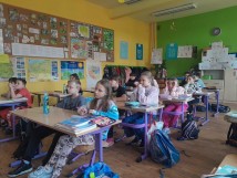 19 kwietnia - w 81. rocznicę wybuchu powstania w getcie warszawskim kl. 2b, 3a, 8a i 8b wzięły…