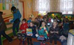 Przekazanie książek przez SP Nr 5 przedszkolakom z Przedszkola Nr 18