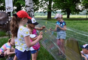 „Park w zasięgu ręki – widzę , czuję i dotykam” spacer uczniów z SP16