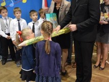 Uroczyste pasowanie uczniów klas pierwszych SP 6