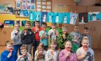 Słodkie walentynki w klasie 1b. A tu proszę! Mały gentelmen wręcza kwiaty swojej Walentynce. 