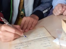 Dziś swoje pamiątki rodzinne na historii oglądali uczniowie kl. 4b. Potem też próbowali pisać…