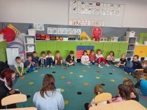 Dzisiaj uczniowie z SP 11, czytali zajączkom bajkę pt: 101 Dalmatyńczyków 