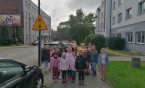 Uczniowie klasy 2b utrwalali znajomość znaków drogowych oraz bezpieczne zachowanie podczas…