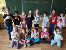 Klasa 1a przyrządziła, na piątkowej lekcji, syrop z cebuli, czosnku, cytryny i miodu, wspierający…