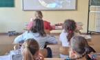 Klasa 3a ogląda transmisję internetową spektaklu pt. "NONIEK" z Teatru Dzieci Zagłębia im. Jana…