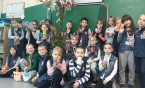 "Na leśnej polanie w cieniu wielkiego drzewa rozsiadły się Słodziaki..."