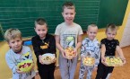 Smacznie, zdrowo, kolorowo. Uczniowie klasy 1b zrobili na śniadanko sałatkę owocową. Mmmm...…
