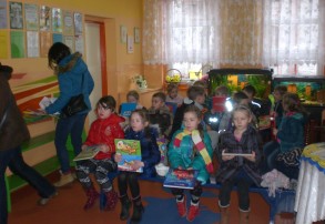 Przekazanie książek przez SP Nr 5 przedszkolakom z Przedszkola Nr 18