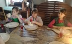 Klasa IIIb w „Pizzerii Pod Drewnianym Bocianem”  w ramach programu „Otwarta firma”