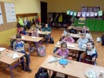 Dzień eksperymentów w klasie 2b. Woda, ogień, powietrze, ziemia... W tym dniu wiele się działo 