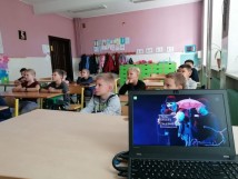 W poniedziałek 17 października klasa 3b połączyła się z internetowym Teatrem Dzieci Zagłębia i…