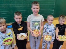 Smacznie, zdrowo, kolorowo. Uczniowie klasy 1b zrobili na śniadanko sałatkę owocową. Mmmm...…
