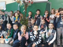 "Na leśnej polanie w cieniu wielkiego drzewa rozsiadły się Słodziaki..."
