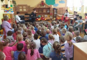 Świąteczne muzykowanie w Przedszkolu Nr 18