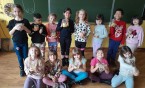 Klasa 1a przyrządziła, na piątkowej lekcji, syrop z cebuli, czosnku, cytryny i miodu, wspierający…