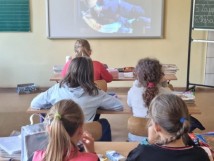 Klasa 3a ogląda transmisję internetową spektaklu pt. "NONIEK" z Teatru Dzieci Zagłębia im. Jana…