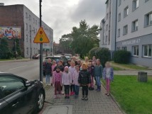 Uczniowie klasy 2b utrwalali znajomość znaków drogowych oraz bezpieczne zachowanie podczas…