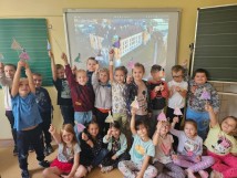 Klasa 1a z królowa Boną wirtualnie zwiedzała Kraków i Wawel. To była ciekawa lekcja.