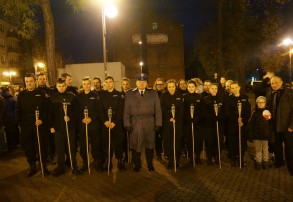 Klasa mundurowa z I LO razem z żołnierzami Kompanii Honorowej podczas Święta Niepodległości