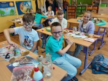 Klasa 3 a na zajęciach rozwijających kreatywność wykonała jesienne świeczniki.