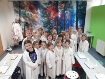 Uczniowie klas drugich na warsztatach kuchni molekularnej i zdrowego odżywiania