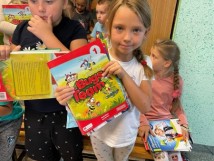Radość, dobra zabawa, uśmiech i podekscytowanie czyli odwiedziny klasy 1a w szkolnej bibliotece.