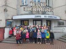 Czerwony Kapturek - wizyta pierwszaków w teatrze