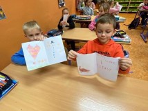 Klasa 2a, jako pierwsza już w czasie dzisiejszych zajęć przygotowała Laurki Życzliwości. Wszyscy…