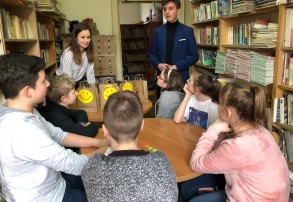 Licealiści ze Śniadka dzielą się wiedzą z młodszymi