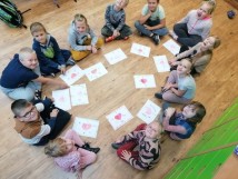 UNIWERSYTET DZIECI - KLASA 1B KIEDY KOGOŚ KOCHAMY ❤️