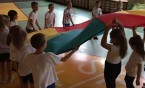 Zajęcia wychowania fizycznego z wykorzystaniem chusty animacyjnej.