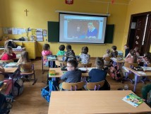 Uczniowie klas 1-3 uczestniczyli w dniu dzisiejszym w spektaklu online pt. „PLASTUSIOWY PAMIĘTNIK”
