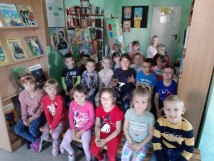 Pierwsza wizyta w szkolnej bibliotece klasy 1b połączona z odbiorem podręczników.
