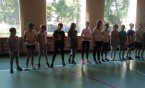 Trening z zakresu samoobrony dla chłopców i dziewcząt