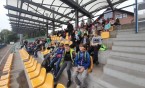Klasa 4a na pokazowej lekcji hokeja na trawie.