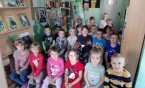 Pierwsza wizyta w szkolnej bibliotece klasy 1b połączona z odbiorem podręczników.
