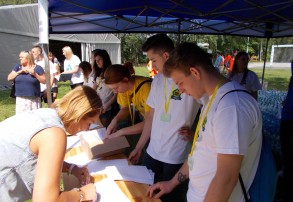 Wolontariusze z ZSOiZ na Pikniku Integracyjnym Osób Niepełnosprawnych