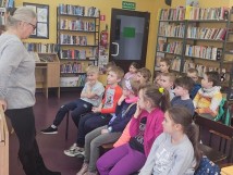 Klasa 1a na lekcji bibliotecznej w Bibliotece Miejskiej.