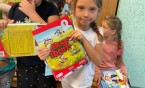 Radość, dobra zabawa, uśmiech i podekscytowanie czyli odwiedziny klasy 1a w szkolnej bibliotece.